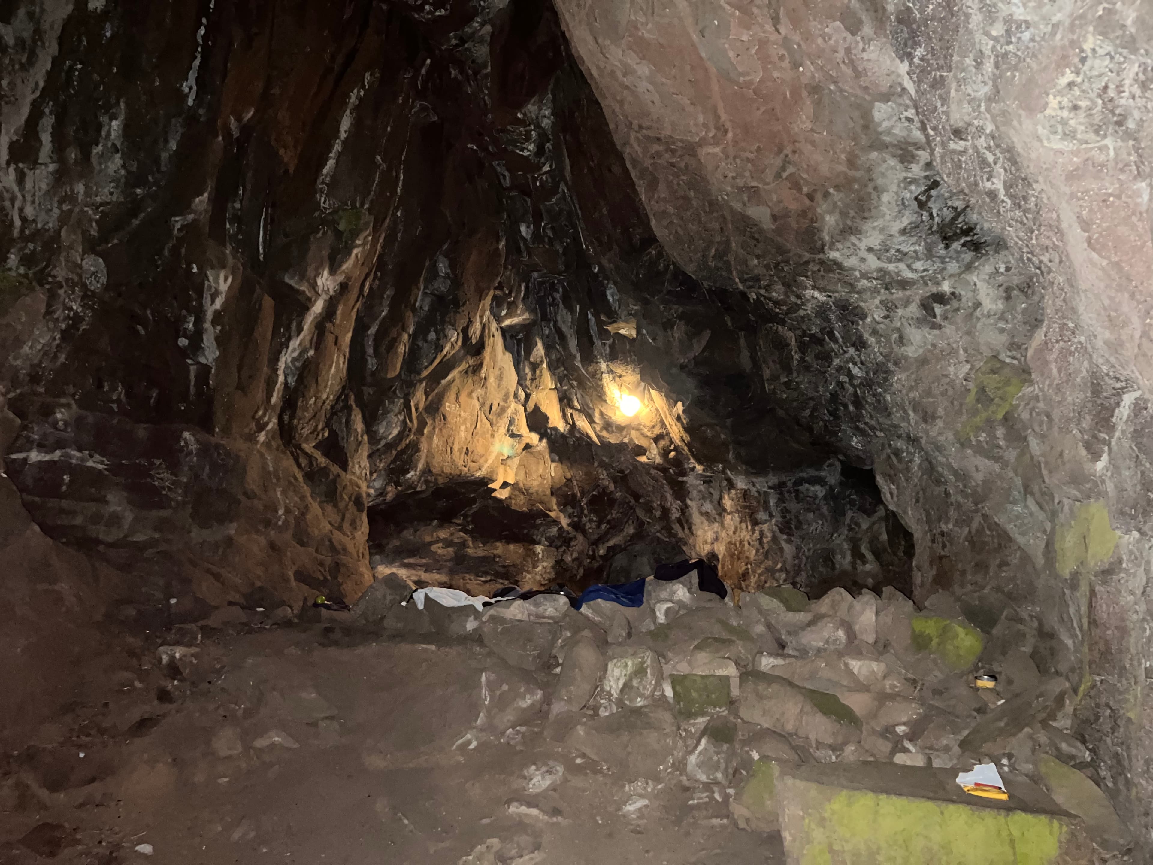 Sentinel cave comes with complimentary Golden Virginia - I doubt WittiesHoek has such good service