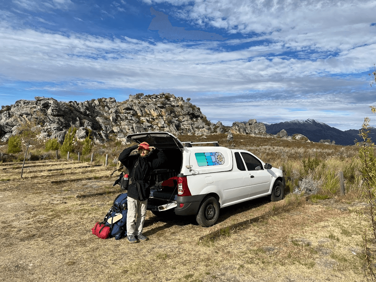 David and Ralph (the NP200) in the parking. Snow greets us from the Groot Winterhoek peak.